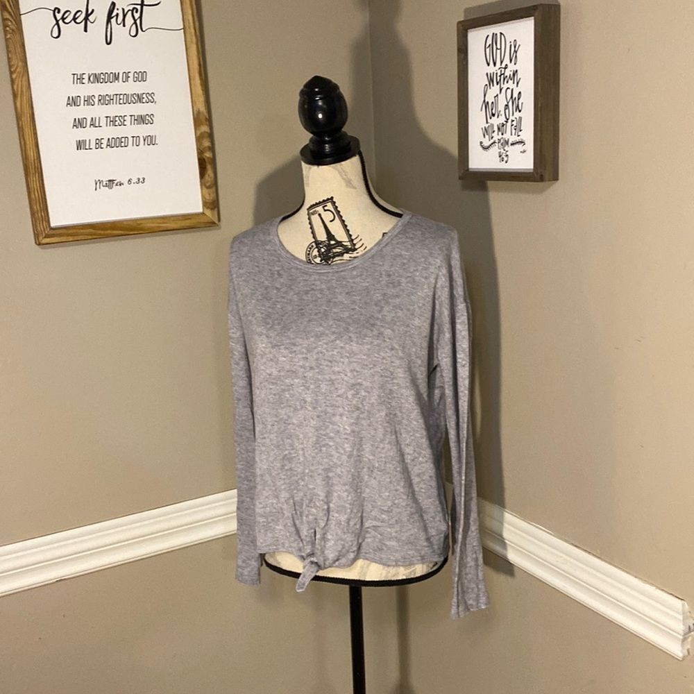 Socialite • Thin Gray Sweater • Size M • Very Soft